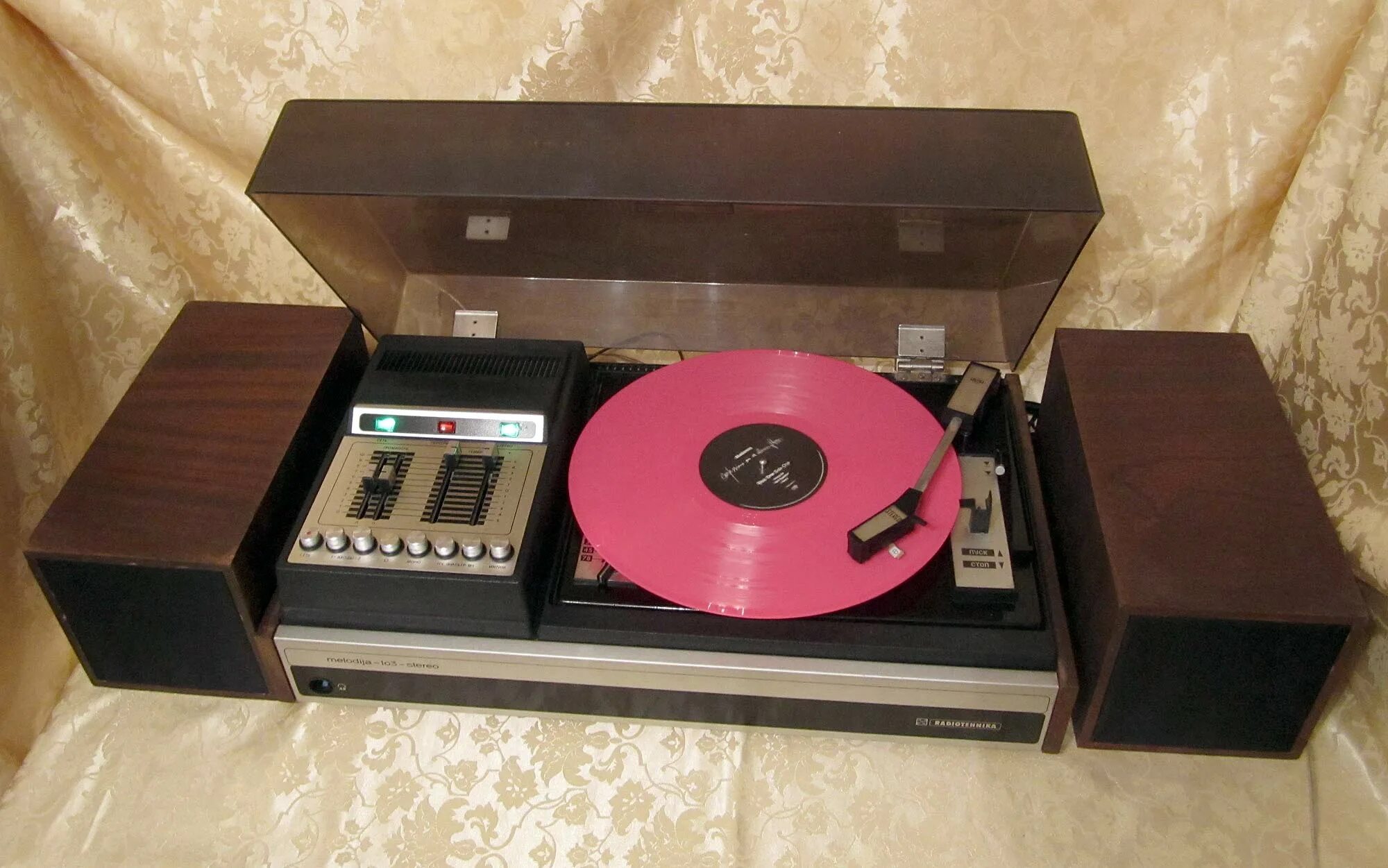 Радиотехника 103 стерео проигрыватель. Проигрыватель мелодия 103. Проигрыватель мелодия 103 стерео. Проигрыватель мелодия 103 стерео. Электрофон radiotehnika melodija-103-stereo.