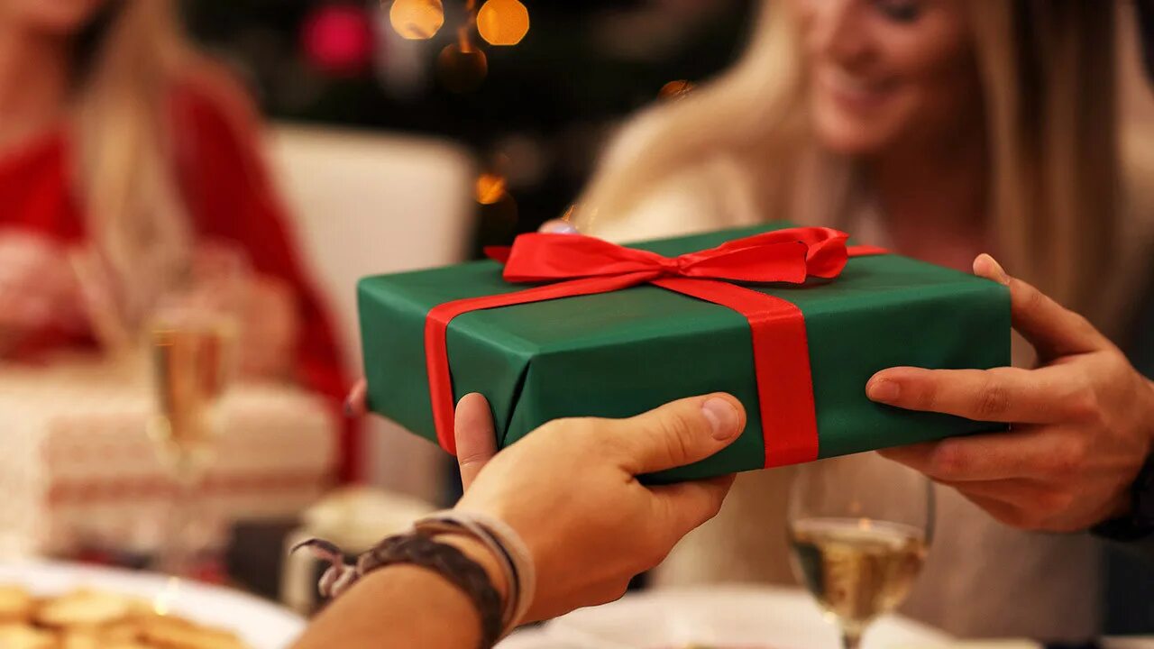 Идеальный подарок. We give presents to our friends christmas. Christmas in family. We give presents to our friends christmas. Вручение подарка.