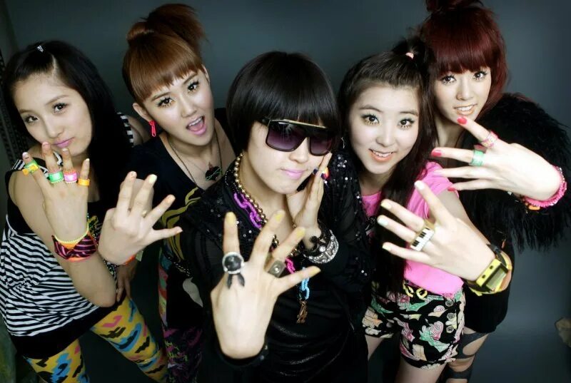 4minute jinhyun. 4minute участницы. K-pop группа 4minute. Группа 4minute собачками. Группа 4minute.