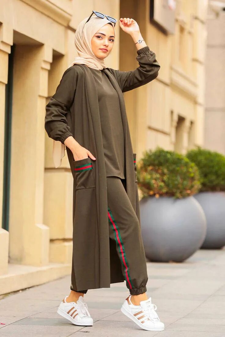 Мусульманский спортивный. Hijab Moda 2020 одежда. Moda 2020 одежда musulmanskaya. Hijab Style 2022 костюм брючный.