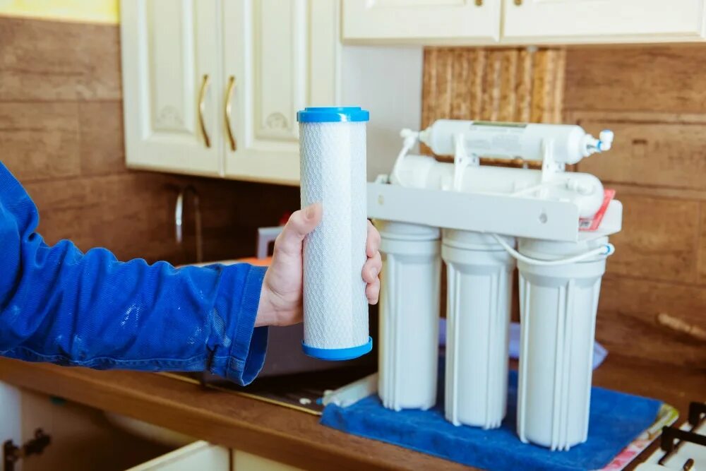 Чистка фильтров для воды. Water Filter Cartridge for House Water Filtration System. Water Filter для очищения воды. Установщик фильтров для воды. Монтаж фильтра для воды.