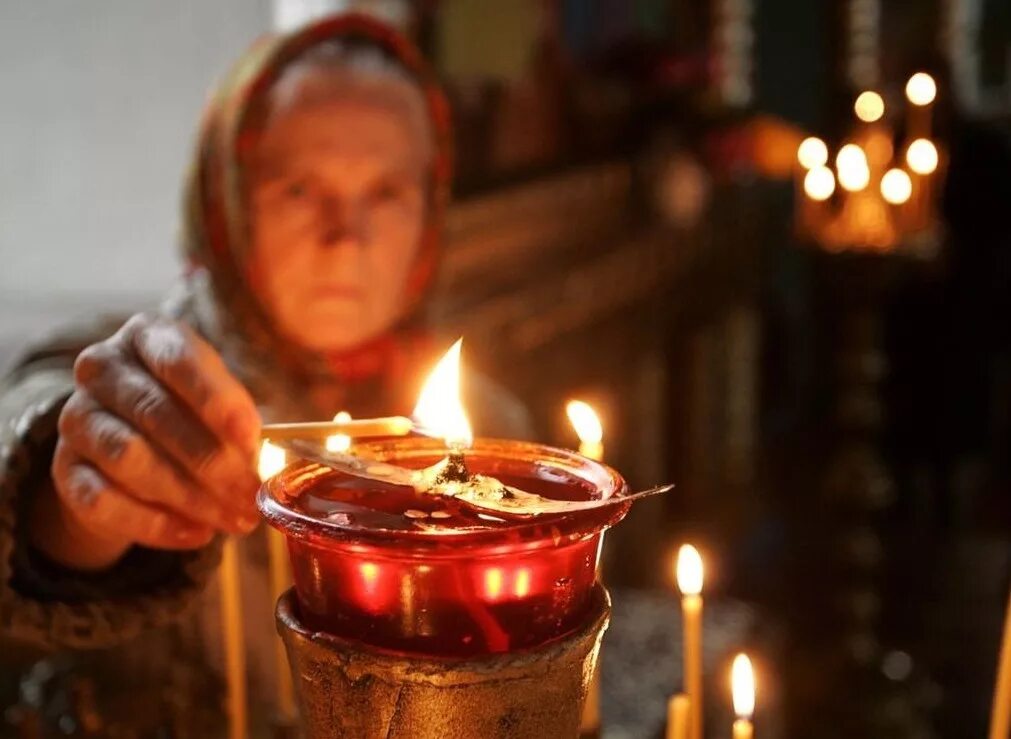 Свечи в храме. Люди с свечами в церкви. Бабушка молится. Бабушка молится в церкви.