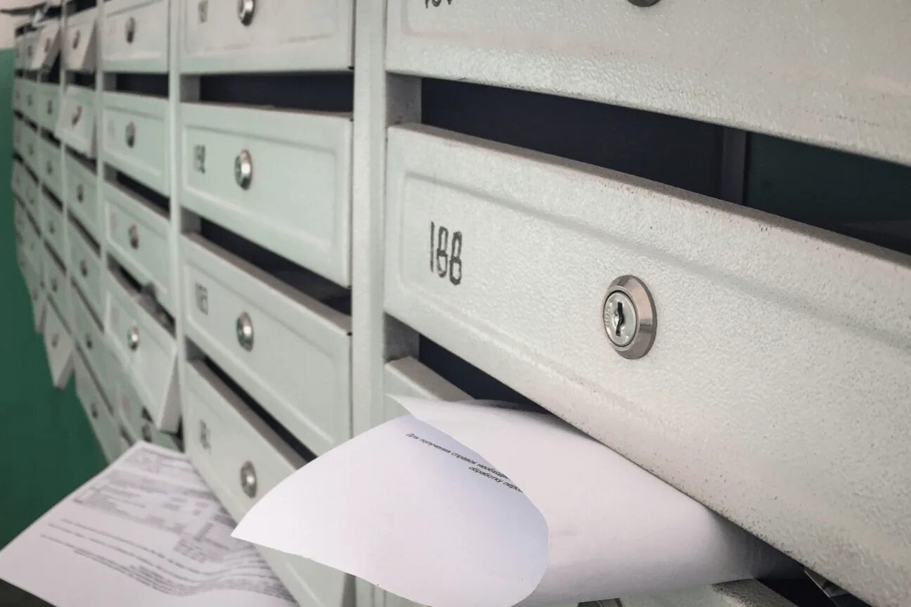 Почтовый ящик для квитанций жкх. Ящик для корреспонденции. Кладет в ящик. Квитанция в почтовом ящике. Почтовые ящики для многоквартирных домов.