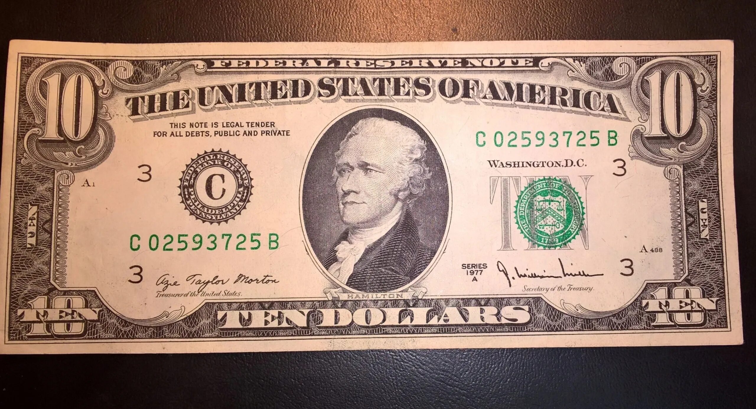 Доллар 95 году. 10 Долларов США. 10 Долларов купюра. Как выглядят 10 долларов США. Hamilton 10 долларов.