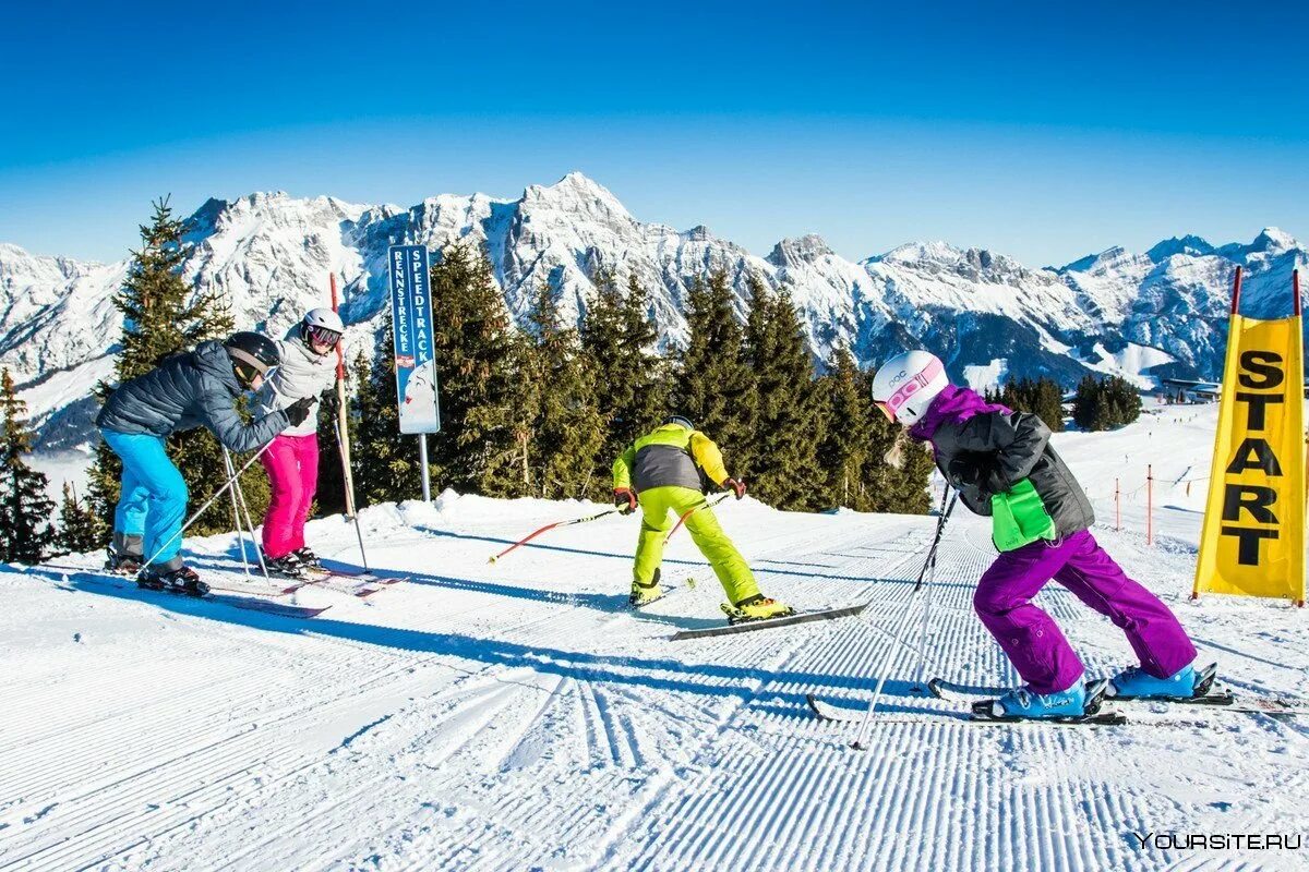 Катание на горнолыжных лыжах. Лех Австрия горнолыжный курорт. Австрия Альпы горнолыжные курорты. Хинтерглемм горнолыжный курорт. Катание на горных лыжах.