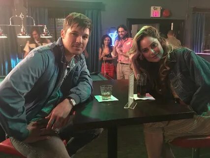 Amanda Brooks and Matt Lanter in Вне времени (2016). 