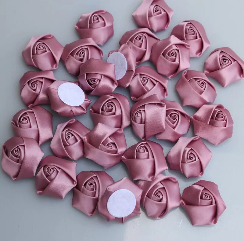 Сколько стоят атласные розы. Атласные розочки. Розы из атласных лент 5 см. Фиолетовый с розовым розы из атласной ленты. Цвет пыльной розы лентами.