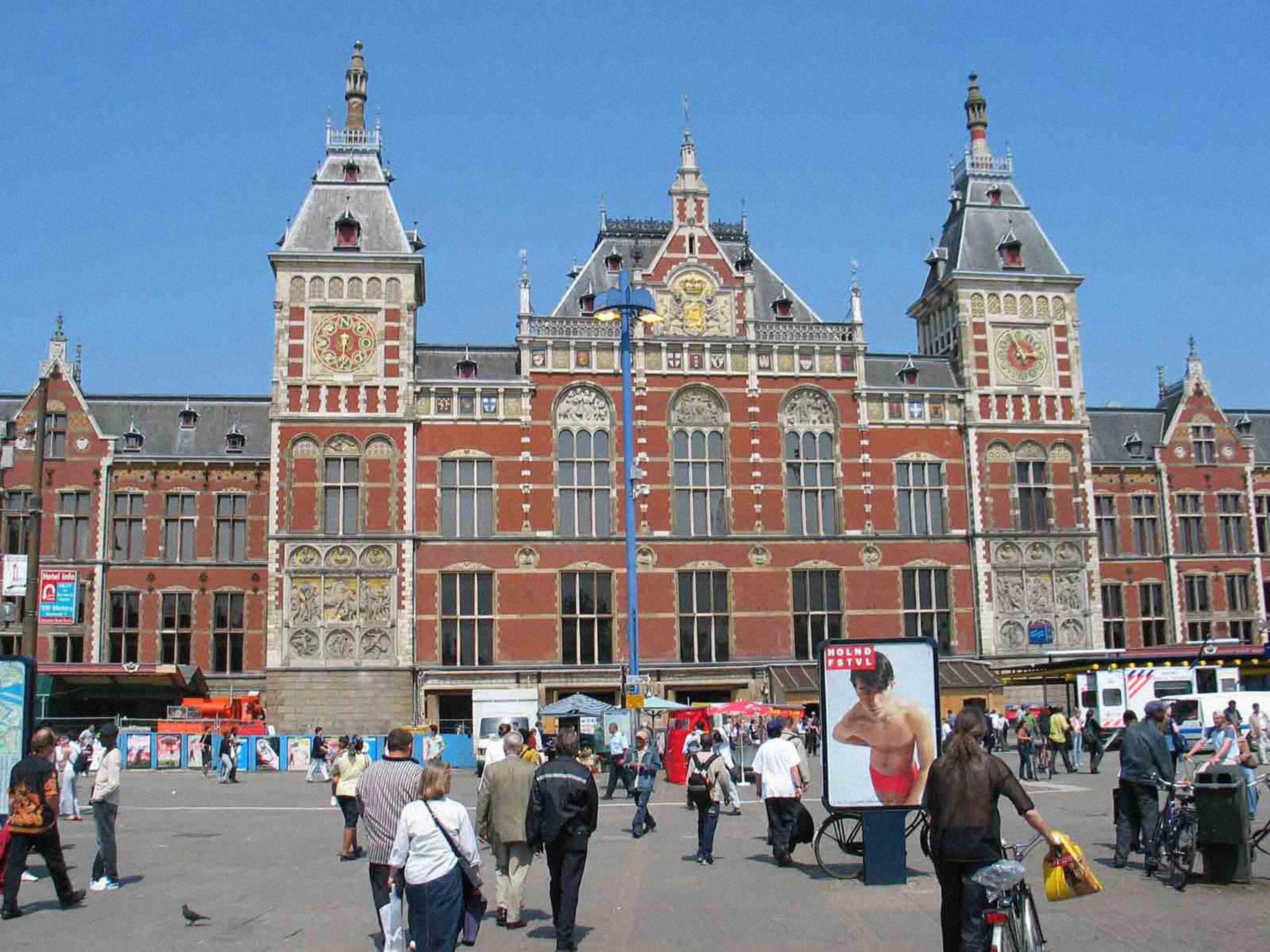 Важные здания в городе. Центральный вокзал Амстердама. Музейный квартал в Амстердаме. Нидерланды Амстердам достопримечательности. Железнодорожный вокзал Амстердам.