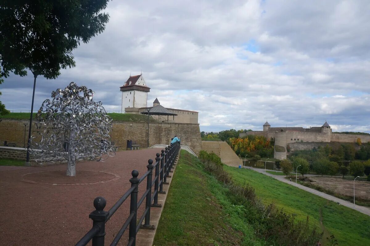 Город нарва 1. Нарва и Ивангород. Нарва (город в эстонской ССР). Нарва инва город. Ивангород парк.