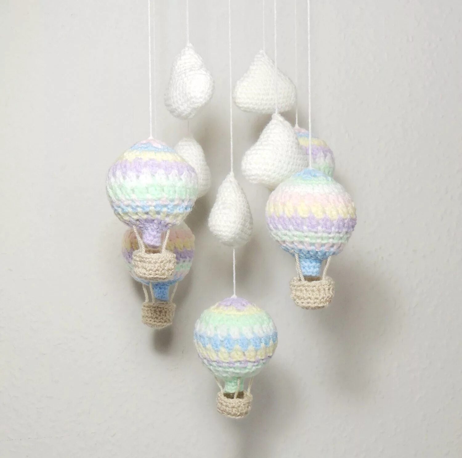 Воздушный шарик крючком. Вязаный воздушный шар. воздушный шар вязаный крючком. маленький воздушный шар крючком. воздушный шар с корзиной для мобиля крючком.