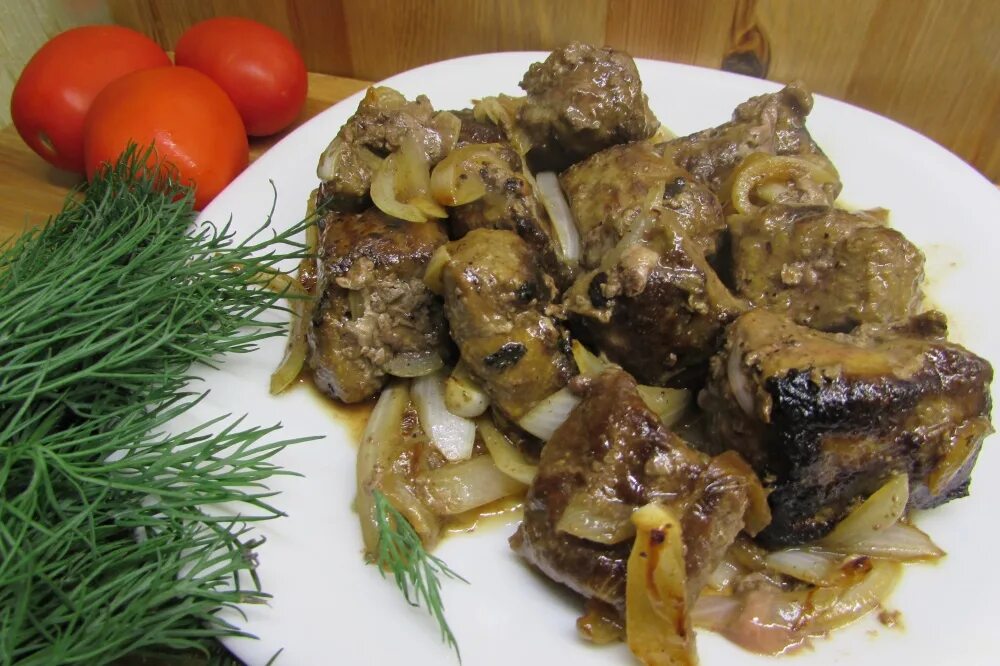 Печень жареная большими кусками. Приготовление куриной печени. Печень говяжья тушеная. Печень говяжья в сметане. Печень в молоке с луком.