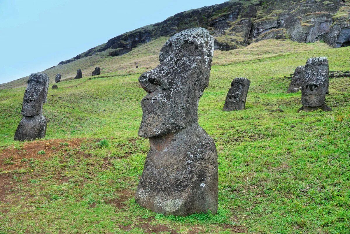 Статуи на острове. Остров Пасхи статуи Моаи. Каменные истуканы острова Пасхи. Моаи (статуи острова Пасхи), Чили. Статуи Моаи в Чили.