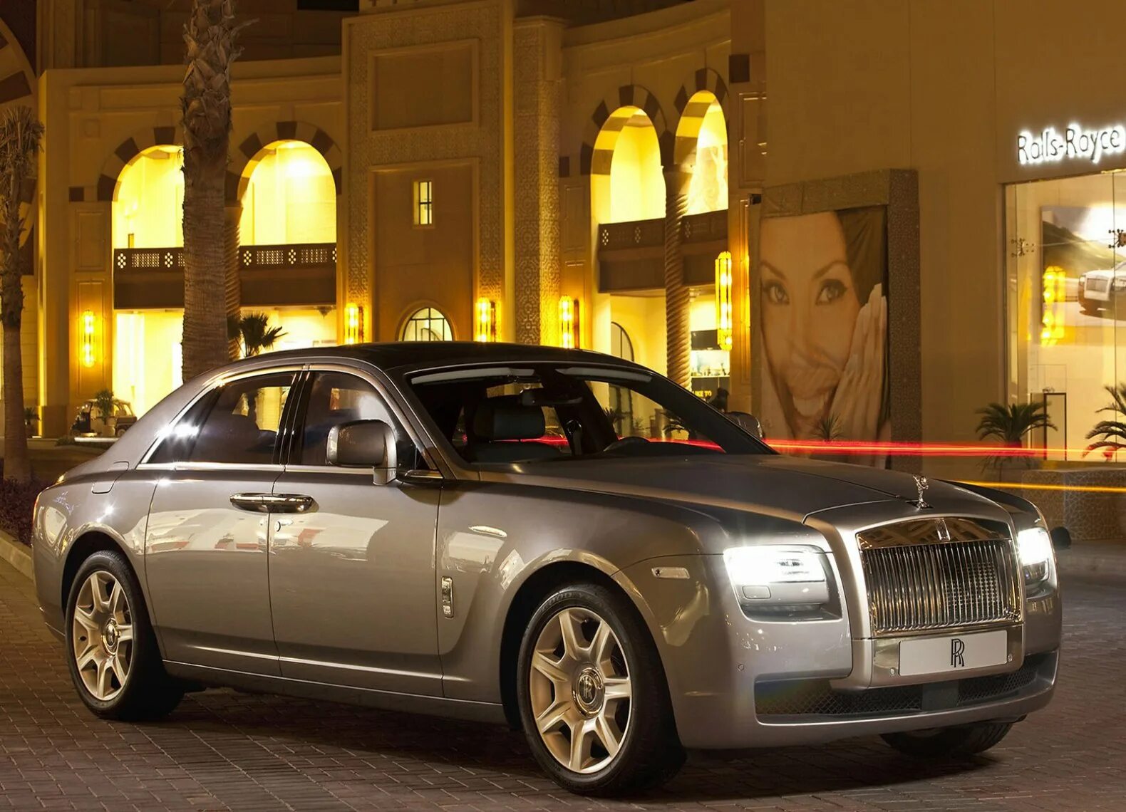 1 rolls royce. Машина Rolls Royce Ghost. Rolls Royce Ghost 2009. Rolls Royce Ghost 2010. Rolls Royce Ghost 22.