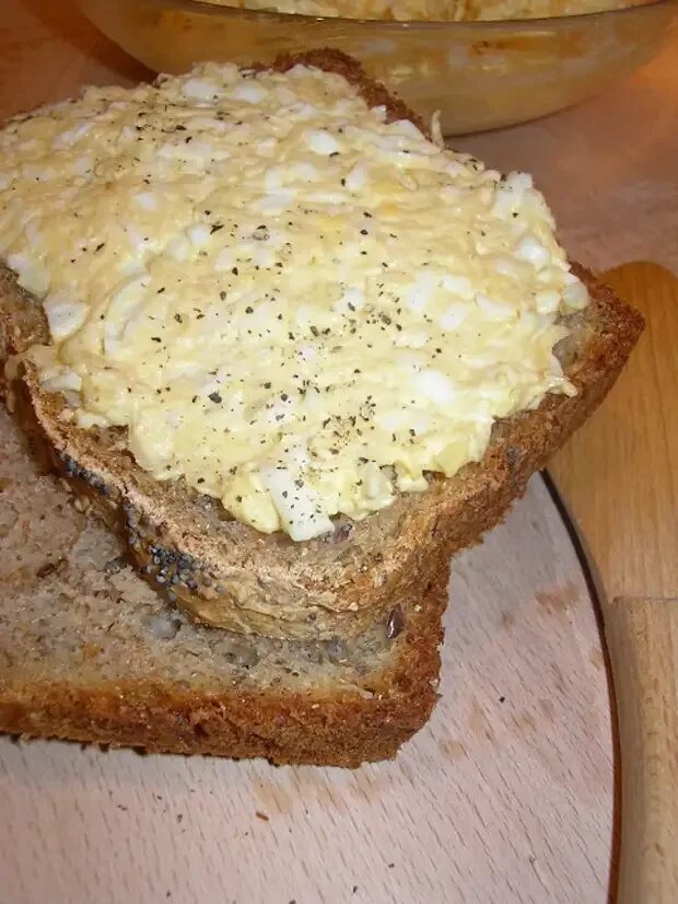 Как приготовить сыр с чесноком и яйцами. Сыр с чесноком. плавленный сыр с чесноком. плавленый сыр с чесноком. чесночные булочки.