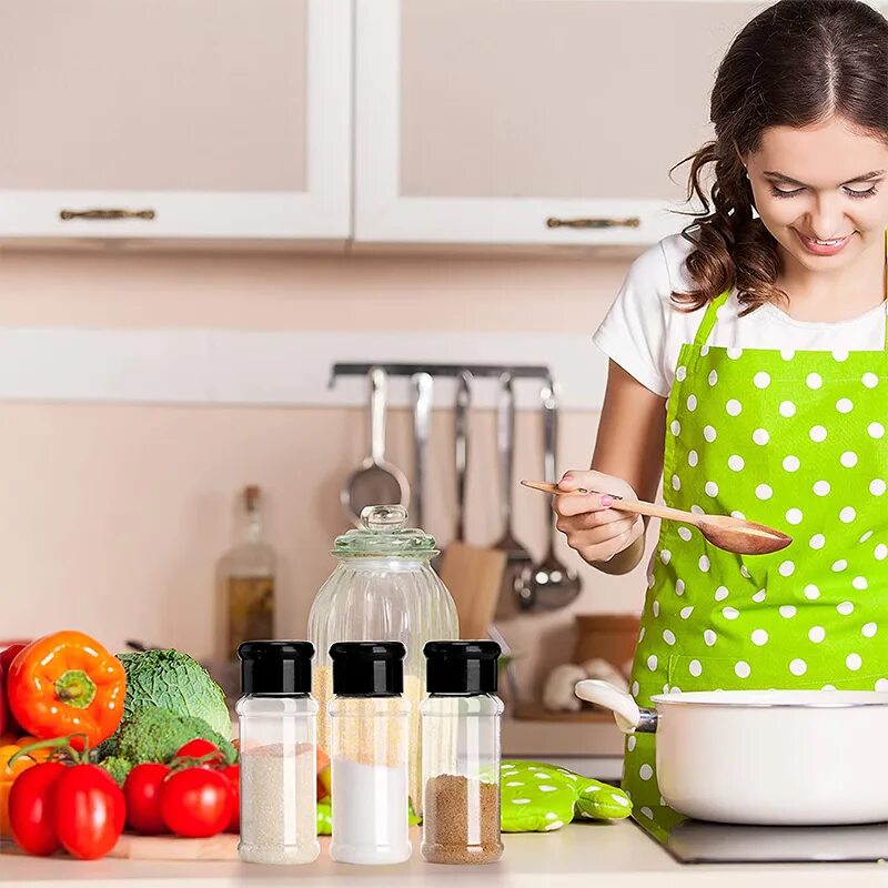 Хозяйка на кухне. Женщина на кухне. Фотосессия готовка на кухне. Приготовление еды. Фотосессия на кухне.