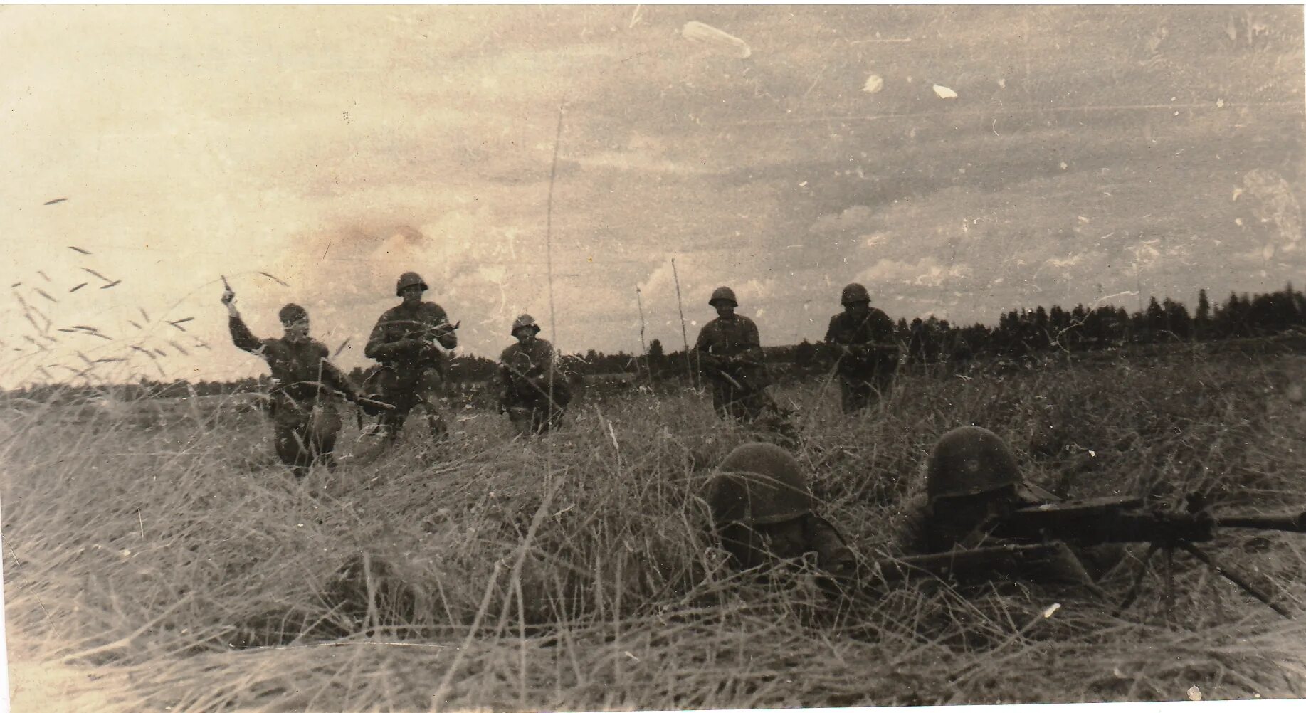 Идея стара атака состоялась. Стрелковый полк ВОВ 1941. Бойцы РККА 1943 Курская битва. Акуловское сражение 1941. Артиллерийский полк Стрелковой дивизии 1942.