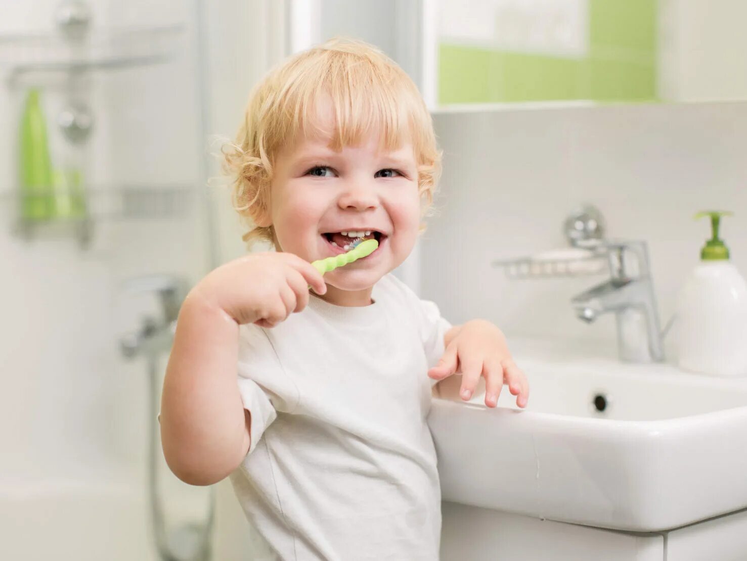 Гигиенические процедуры ребенка. Ребенок чистит зубы. Гигиена зубов для детей. Чистка зубов для детей. Ребенок умывается.