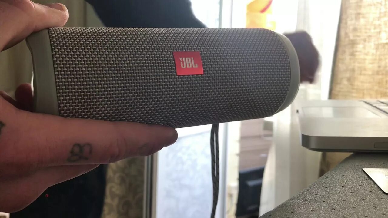 Как включить басс на jbl