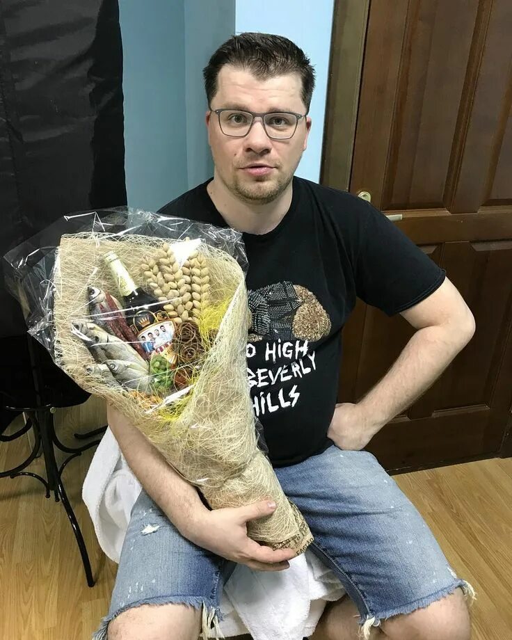 Подарок кумиру своими руками. Знаменитость с подарком. Подарки кумиру. Что подарить кумиру на концерте. Шагиев руслан уфа.