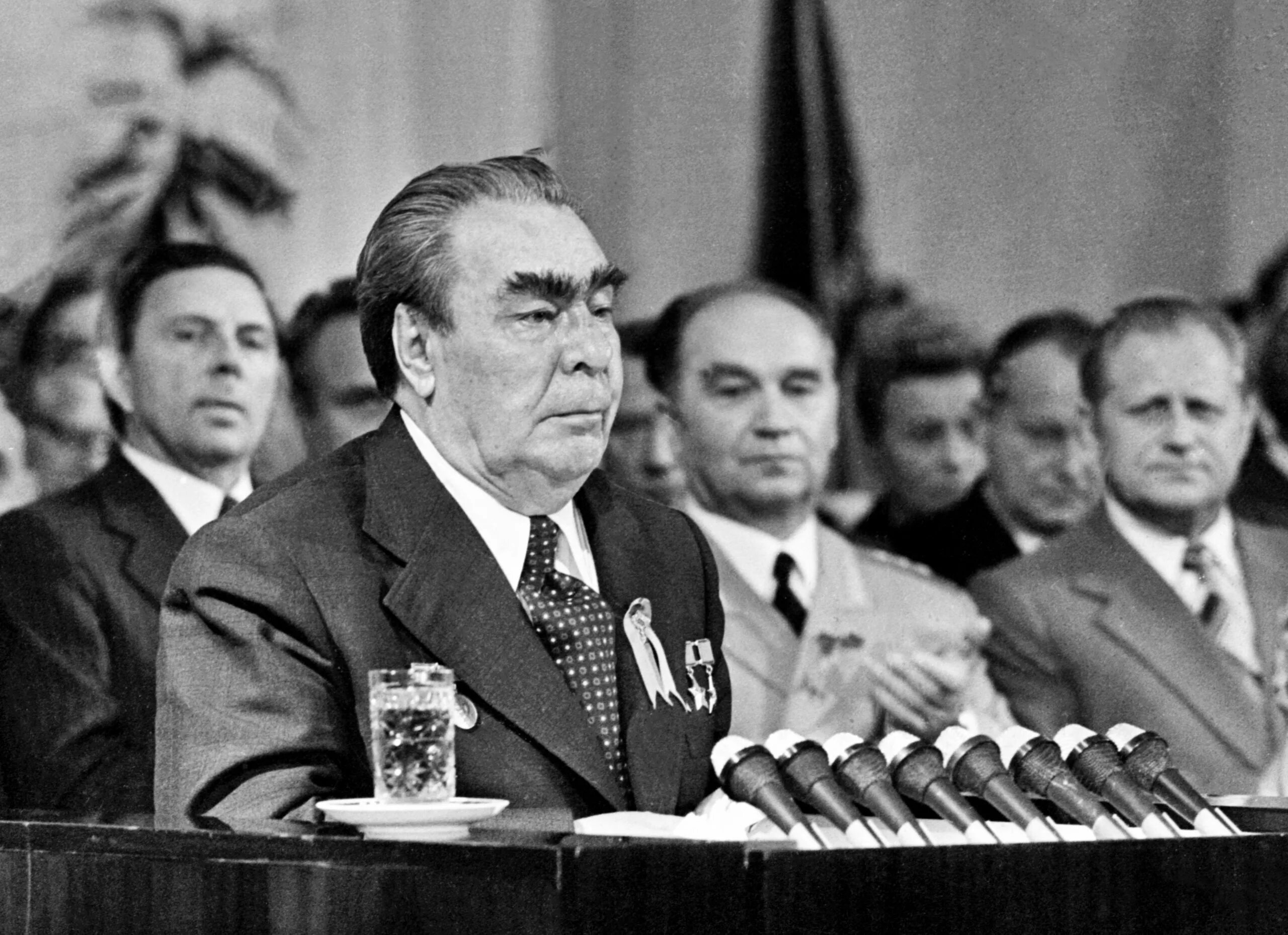 Брежнев главное. Брежнев+кишинев+1974. брежнев+правда+1974+молдавия. брежнев до 1977 года. 70 лет брежнева.