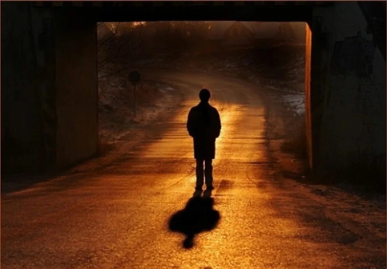 Уходящий в даль картинки. Человек уходящий в даль. Одинокий человек на дороге. Человек уходящий в закат. Силуэт человека на дороге.