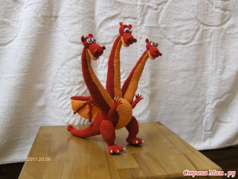Вязаный горыныч. Вязаная игрушка змей горыныч. Дракон текстильная игрушка. Змей горыныч поделка. Вязаный змей горыныч.