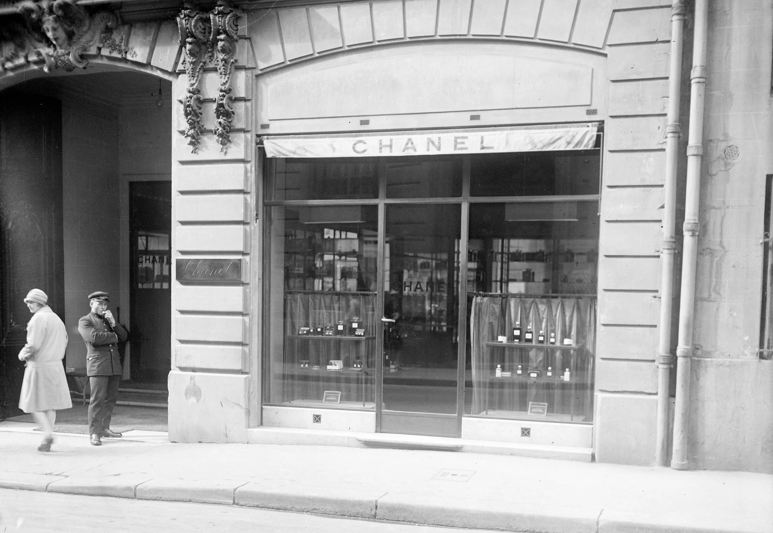 Первый магазин квартир. Первый магазин Коко Шанель в Париже 1910. Первый дом моды Коко Шанель в Париже. Первый магазин Коко Шанель в Париже. Бутик Коко Шанель в Париже.