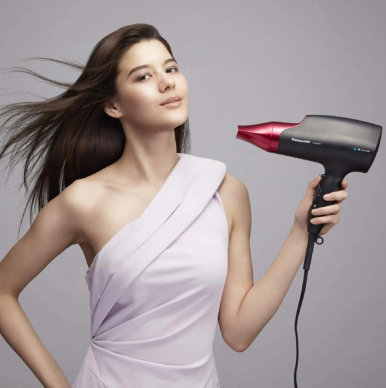 Фен сушит воздух. Fashion hair Dryer фен. Фен Tefal hv5700 d8/80. Девушка с феном. Сушка волос феном.