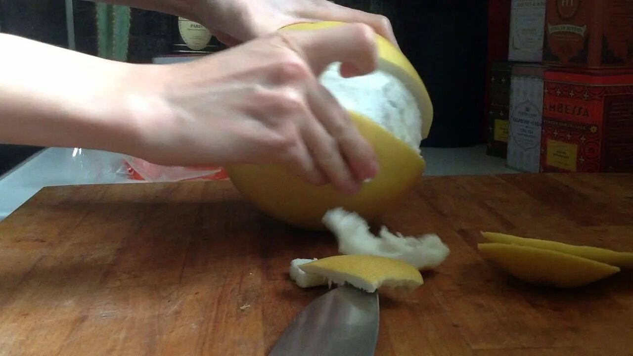 Помело разрезанный. Как почистить памелу быстро. Памела фрукт нарезать. Помело разрезанный. Чистка помело.