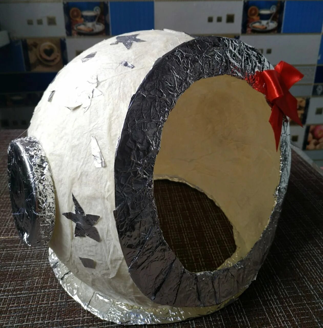 Космический шлем поделка. Шлем Космонавта поделка. Поделка шлем Космонавта для детей. Шлем Космонавта из подручных материалов. Шлем космонавта из картона