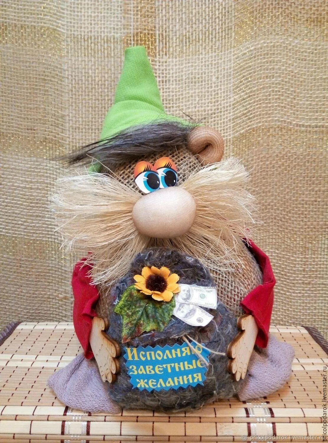 Домовёнок кузя из джута. Кузя домовенок из мешковины. Домовой поделка. Поделка домовой своими руками. Как сделать домовят своими руками.