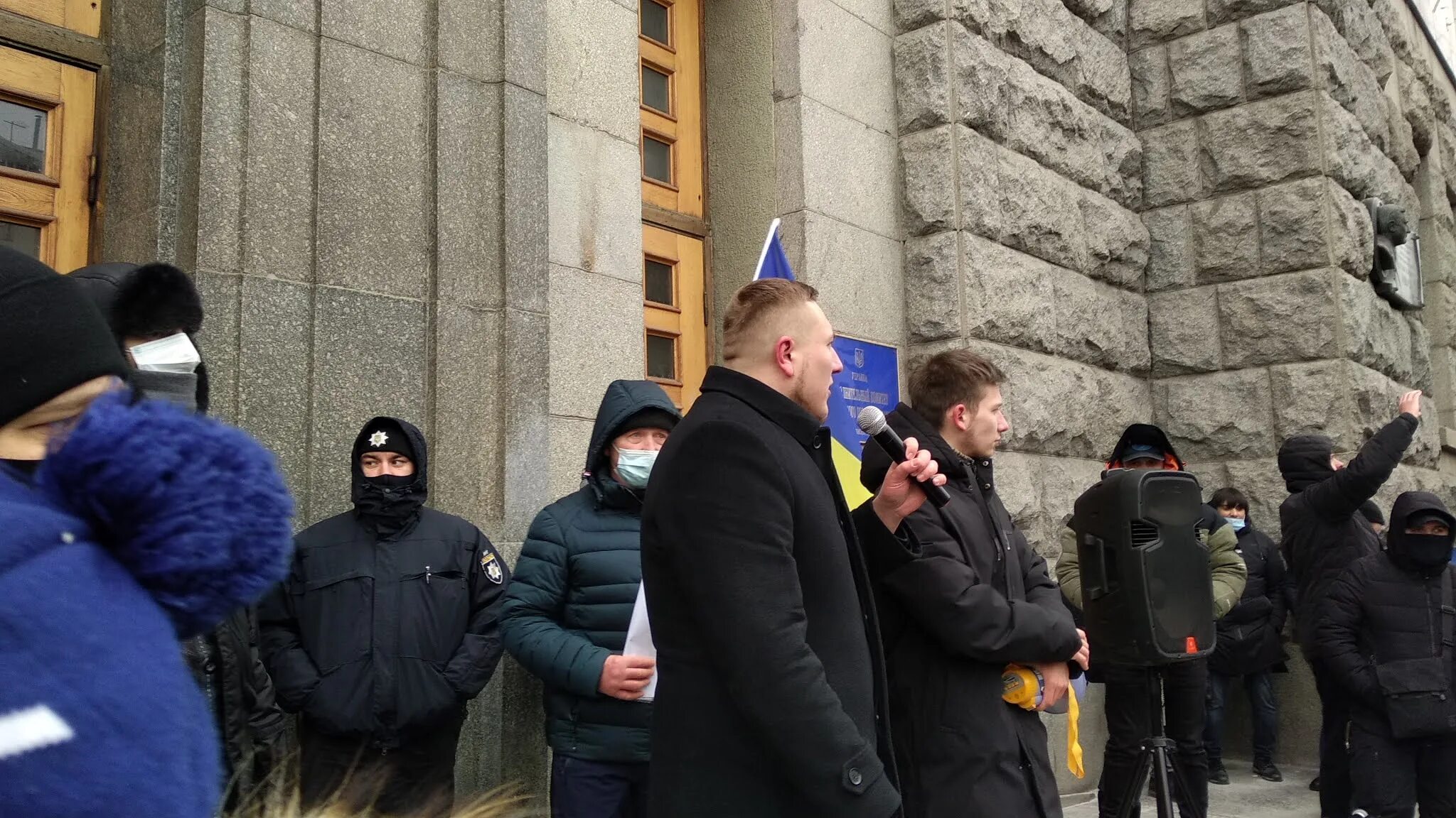 Харьков без боя. Митинг в вене. Харьков без боя. Митинг в мариуполе возле здания мэрии. Флаг русских националистов.