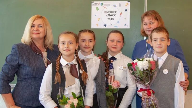 школа номер 2 города пикалёво. первая школа пикалево. пикалево школа. город пикалево школа 2 учителя. город пикалево школа 3.