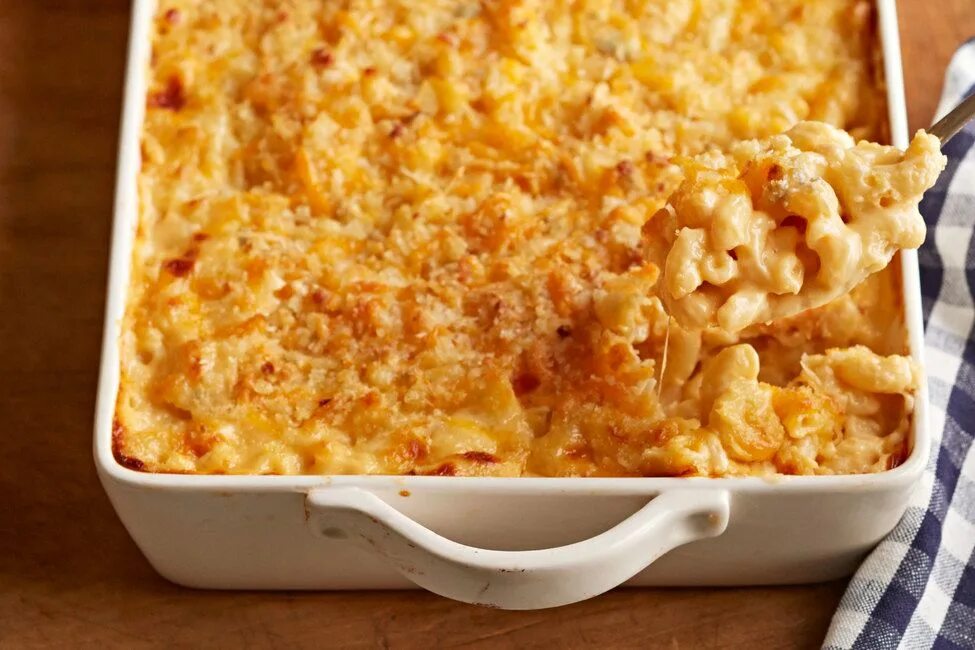 Запеканка из макарон с яйцом и сыром. Постная запеканка из макарон. макароны запеченные в духовке. макароны запеченные с сыром. запечённые макароны в духовке с фаршем.