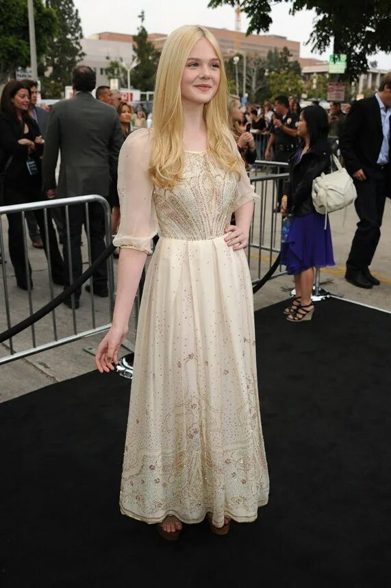 Elle fanning dress. Эль фаннинг 2011. Эль фаннинг платье с птицами стеклянре. Эль фаннинг платье. Эль фаннинг рост.