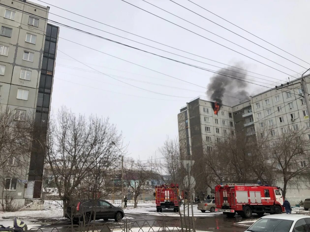 Пожар Калинина 10 Красноярск. ЧП Красноярск пожар на Калинина. Пожар на ул Калинина Красноярск. Калинина 10 Красноярск. Калинина общежитие