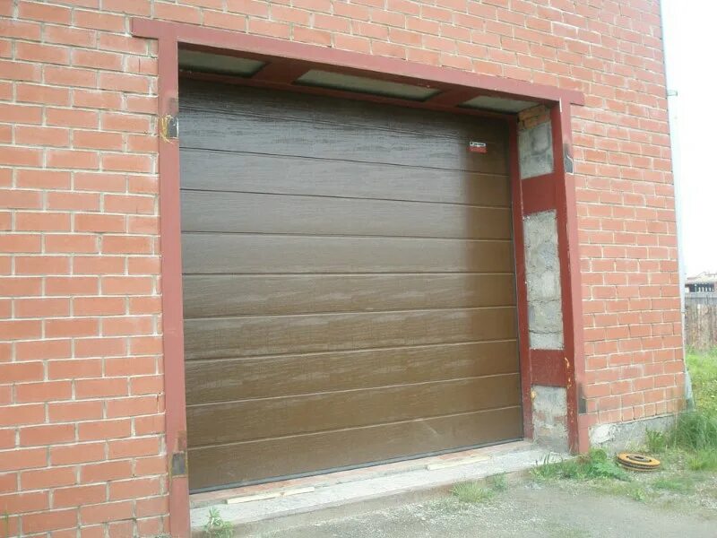 Отделка ворот гаража. Ворота для гаража. Гаражные секционные ворота. Ворота для гаража подъемные.