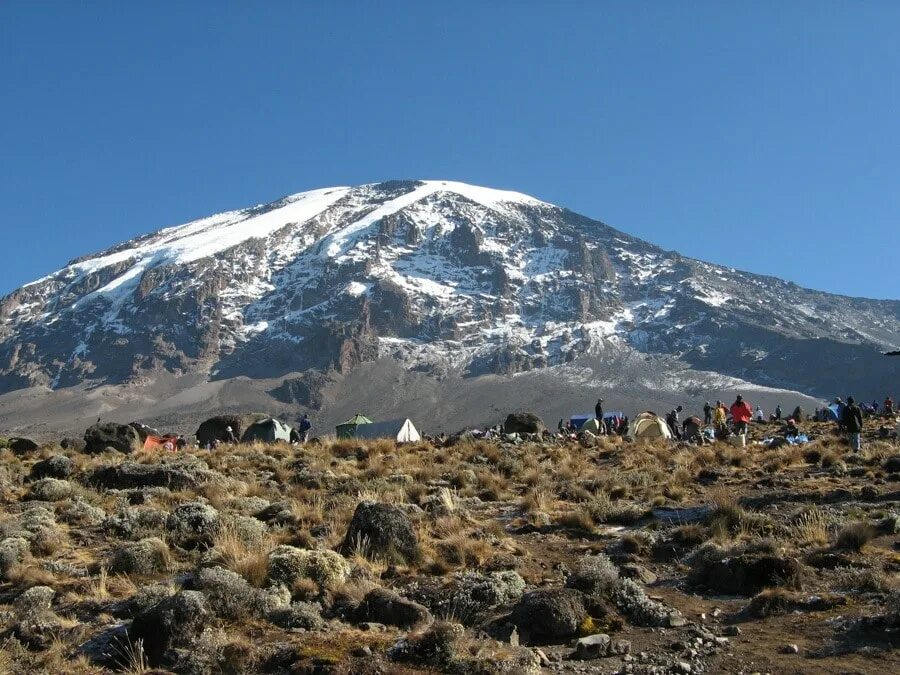Килиманджаро хемингуэя. Килиманджаро вершина. Вершина горы Килиманджаро. Вулкан Килиманджаро. Килиманджаро восхождение.