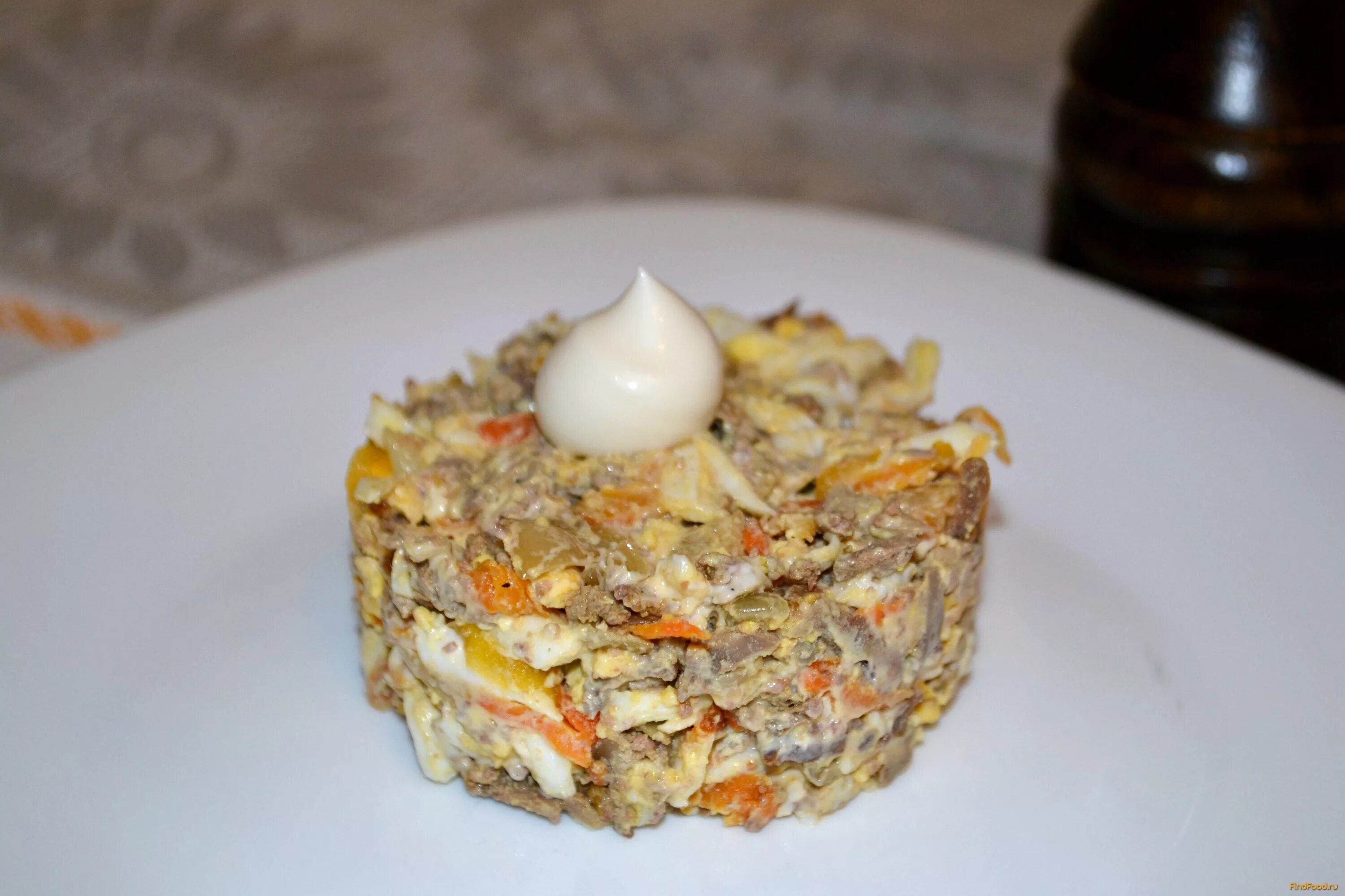 салат обжорка с куриной печенью. салат с печенью минтая. салат печенки фото. салат печеночный классический. салат обжорка с корейской морковкой.