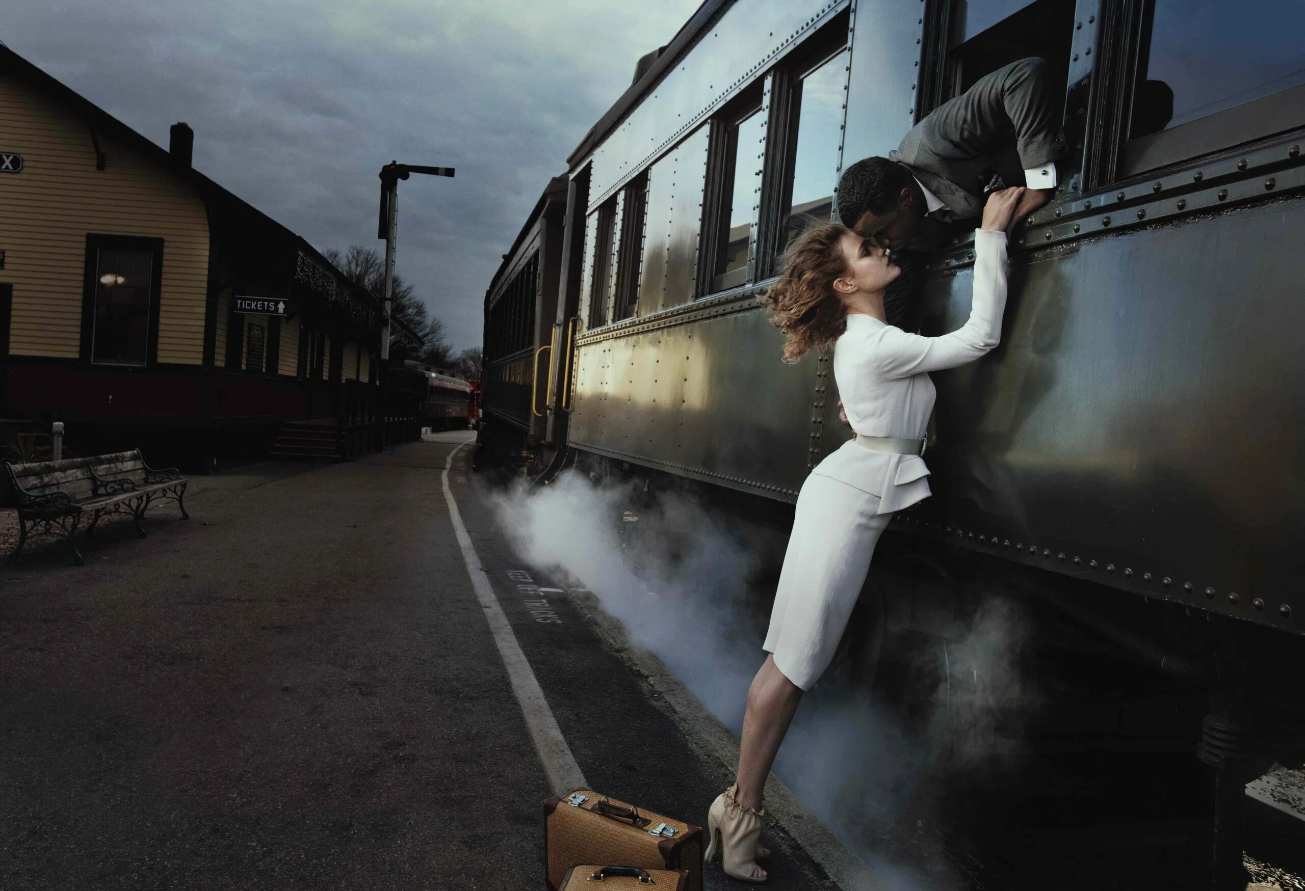 Поцеловать и уйти. Энни Лейбовиц поезд. Лейбовиц Кейт Водянова вокзал. Энни Лейбовиц фотоработы. Энни Лейбовиц Водянова.