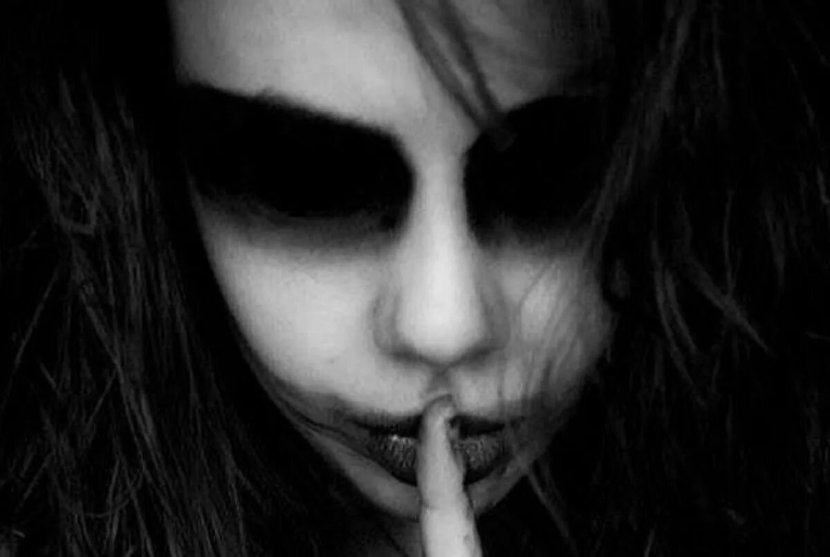 Песня страшной девочки. Песня страшной девочки. Песня страшной девочки. Страшные картинки на рабочий стол. Жуткое пианино.