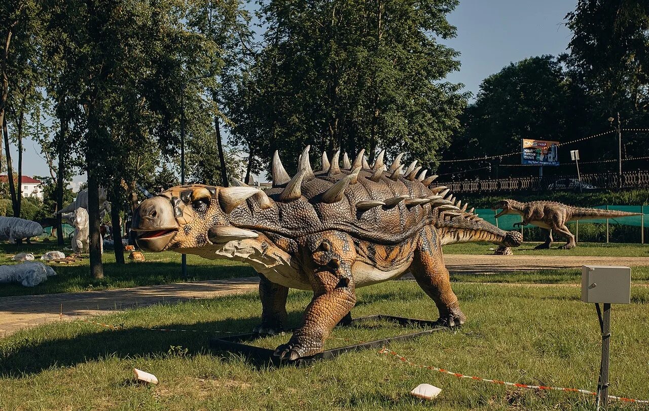 Луки парк сайт. Динопарк Великие Луки. Парк динозавров в великих Луках. Дино парк Великие Луки. Великие Луки парк Динопарк.