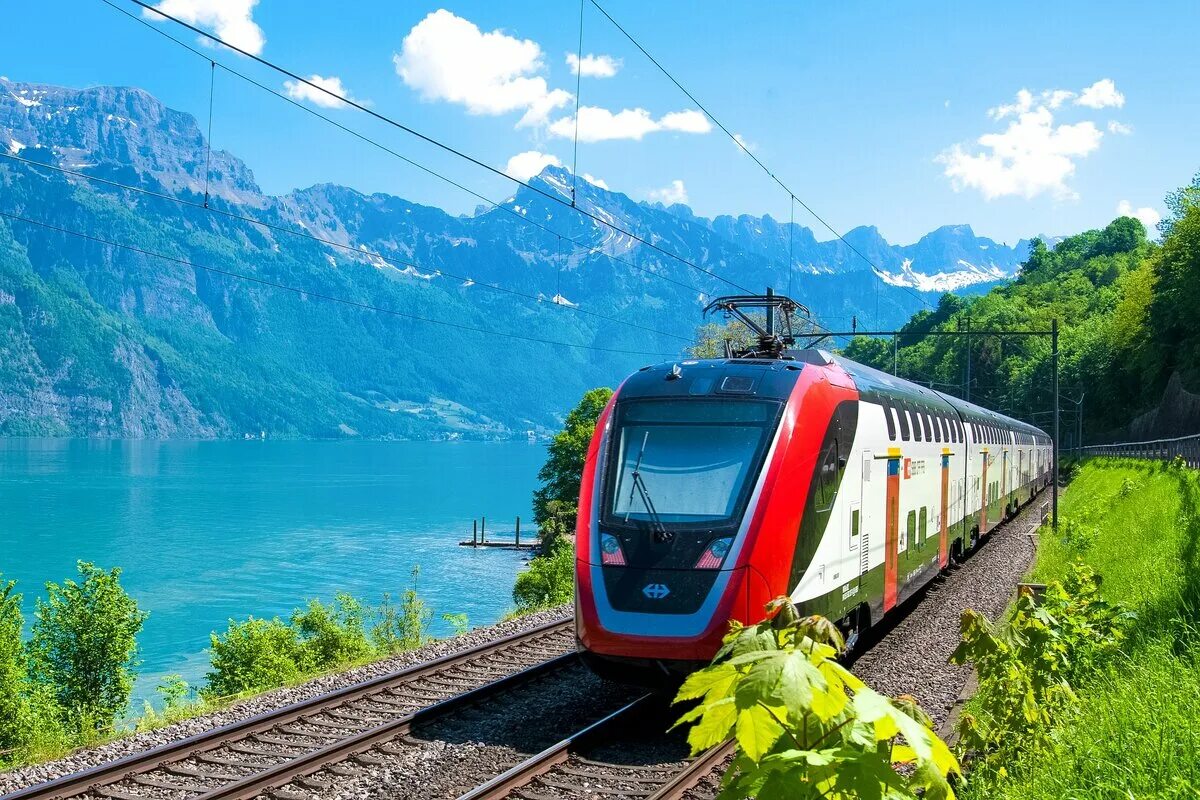Ретийская железная дорога Швейцария. Поезд. Красивый поезд. Железнодорожный транспор. Путешествие на туристическом поезде