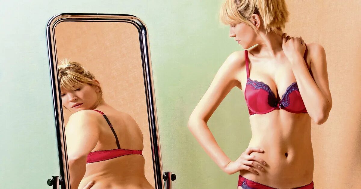 Как мы видим себя в зеркале. Что такое комплексы у девушек. Женщина смотрится в зеркало. Толстое отражение в зеркале.