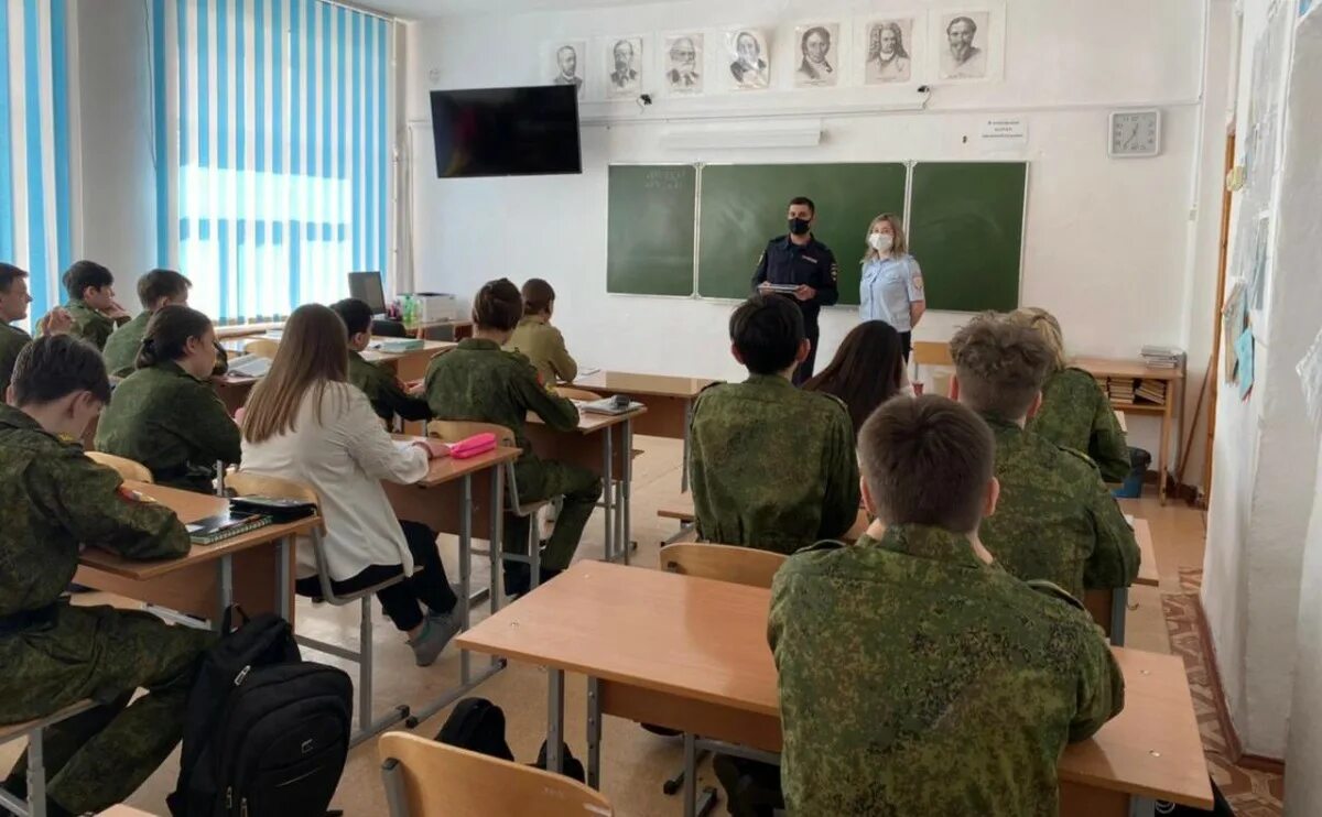 Беседа со школьниками. Полицейские и школьники. Беседа со школьниками фото. Оперативно профилактическое мероприятие твой выбор в школе. Профилактическое мероприятие твой выбор