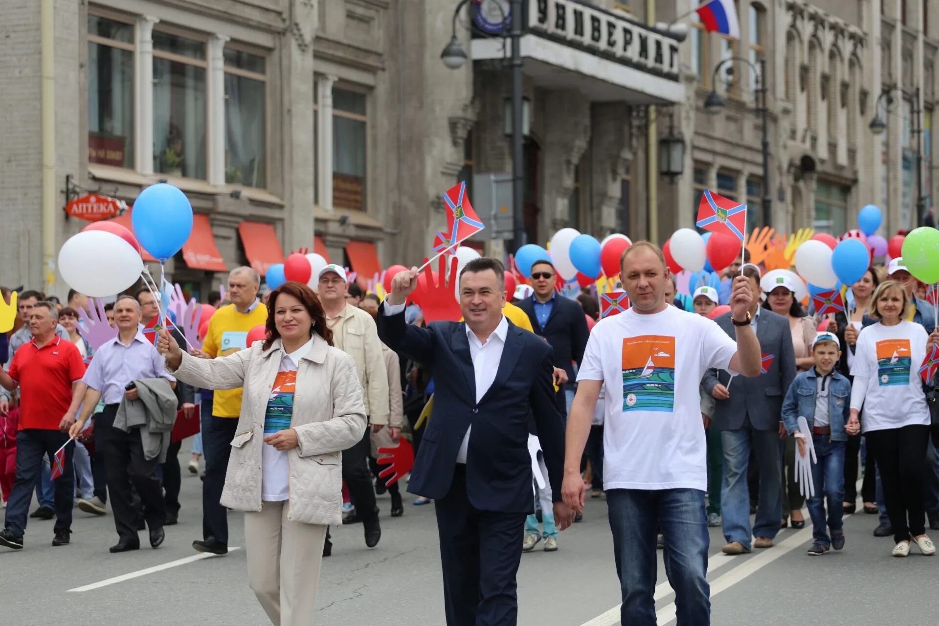 Какие люди во владивостоке. Владивосток праздник. владивосток люди. с днем рождения владивосток. миклушевский на шествии.