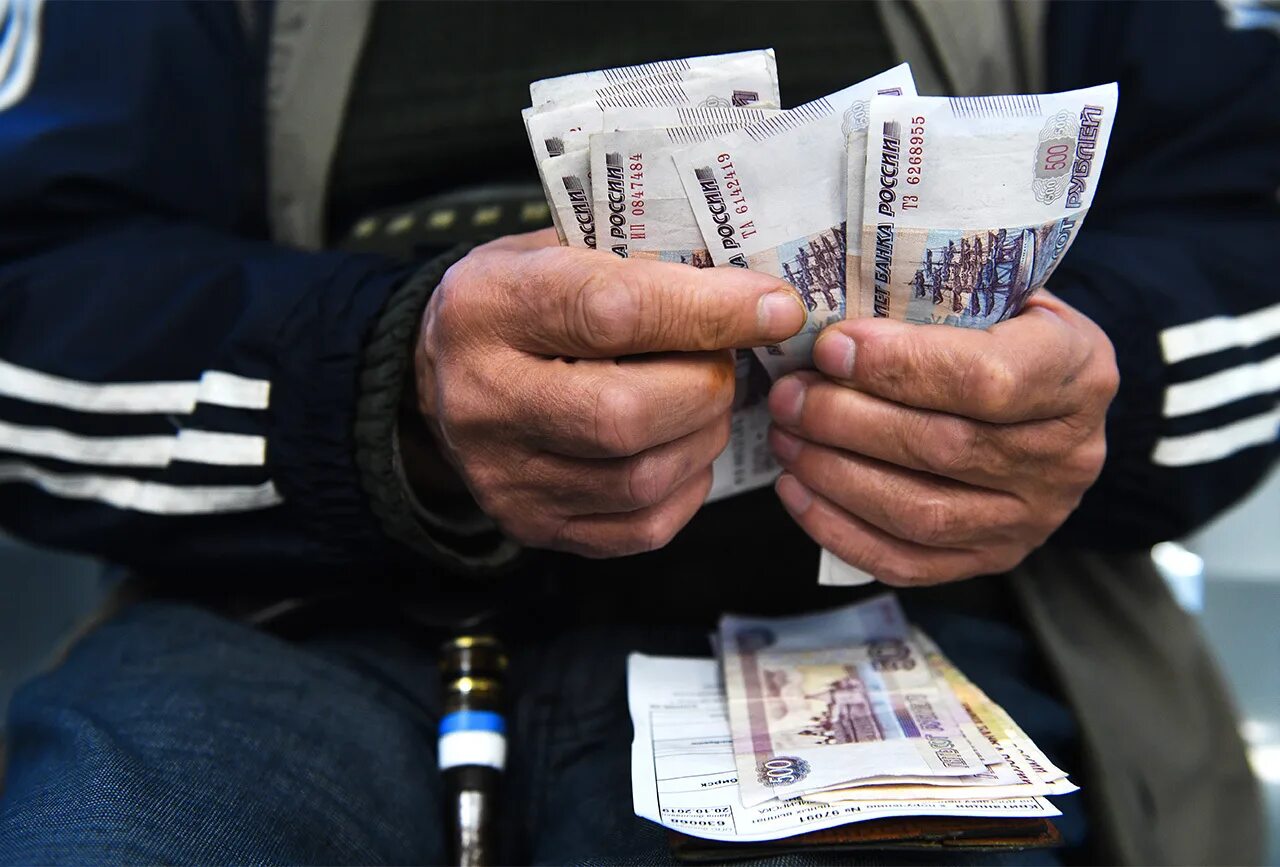 Пенсионерка с деньгами. Последние новости прибавка пенсионерам. Пенсия работающим пенсионерам последние. Последние новости прибавка пенсионерам. Индексация пенсий работающим пенсионерам.