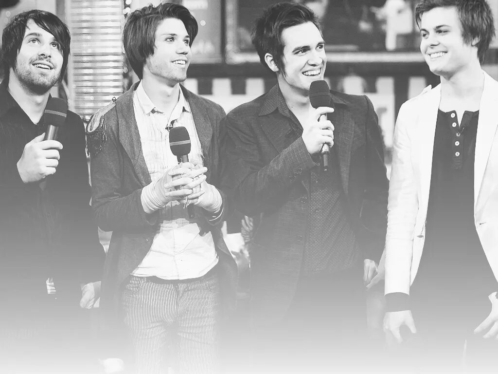 Паник эт зе диско. Песня the greatest show panic at the disco. Panic at the disco 2005. Группа panic! at the disco 2022. Panic at the disco.