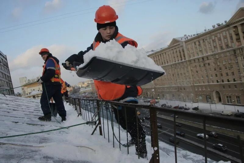 Уборка снега с крыш. Очистка крыш от снега. Уборка снега с кровли. Очистка крыш от снега и наледи. Цена очистки крыши от снега