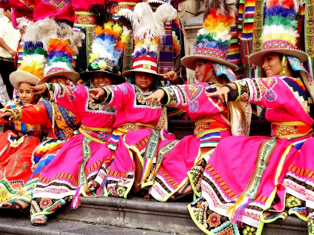 Народы страны перу. Население Перу перуанцы. Перуанцы латинская Америка. Чили Национальная одежда. Национальный костюм Перу.